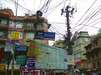Все провода в Катманду идут поверху. Столбы похожи на запутавшие